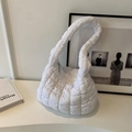 Elegante borsa a nuvola trapuntata bianca in nylon leggero con dettagli a quadretti - Beige