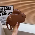 Simpatica borsa a tracolla a forma di coniglio marrone in pelle con dettagli dorati - Marrone