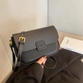 Borsa a tracolla minimalista in pelle PU nera con tracolla regolabile e dettagli dorati - Nero