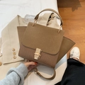 Borsa a tracolla marrone in camoscio e stampa coccodrillo con catena d'oro e manico - Cachi