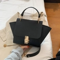 Elegante borsa a mano nera a trapezio con texture coccodrillo e chiusura oro - Nero