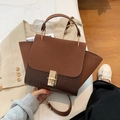 Borsa marrone in pelle opaca ed effetto coccodrillo con chiusura oro e catena - Marrone