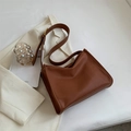 Borsa a tracolla in pelle marrone caramello con texture martellata e fibbia dorata regolabile - Marrone
