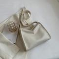 Borsa a tracolla minimalista bianco crema in pelle martellata con spallina larga - Bianco