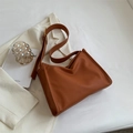 Borsa a spalla marrone in pelle martellata con tracolla regolabile per uso quotidiano - Marrone