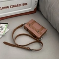 Braune Vintage Umhängetasche in Box-Form mit Metallnieten und Schulterriemen - Einheitsgröße / Braun