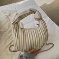 Borsa a mano a pieghe bianco crema con manico a nodo e tracolla a catena argento - Bianco