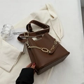 Borsa a secchiello in pelle opaca testa di moro con catena d'oro e tracolla in tessuto - Marrone
