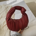 Borsa hobo plissettata rosso scuro con manico annodato e catena d'argento - Rosso