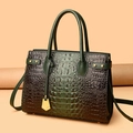 Borsa a mano verde scuro con motivo a coccodrillo, finiture dorate e tracolla regolabile - Verde