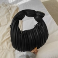 Borsa hobo nera a pieghe con manico annodato e consistenza in morbida pelle - Nero