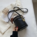 Borsa a secchiello in pelle nera con manico in foulard e tracolla regolabile - Nero