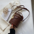 Borsa a secchiello marrone scuro vintage con manico avvolto in sciarpa floreale - caffè