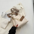 Secchiello crema con catena dorata e tracolla in tessuto su giacca bianca elegante - Bianco Sporco