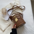 Borsa a secchiello marrone in pelle vintage con manico a foulard e tracolla - Marrone