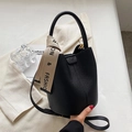 Bolso tipo cubo de cuero negro granulado con correa ancha de tela beige y asa superior - Negro
