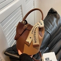 Bolso cubo vintage en cuero marrón con diseño de bloques de color y cinta - Galleta