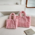 Rosa Plüschtaschen-Set mit gestreifter Kunstfell-Textur und Kugel-Tragegriffen - Groß / Rosa