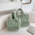 Sac fourre-tout en peluche vert menthe avec anse boules et texture côtelée verticale - Vert