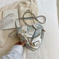 Borsa a tracolla argentata a forma di cuore con cerniere da motociclista e borchie dorate - Argento