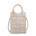 Bolso bandolera trenzado crema con diseño moderno minimalista cuadrado y textura gruesa - Beige
