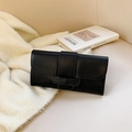Cartera larga negra minimalista con acabado mate y hebilla decorativa ancha - Negro