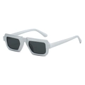 Moderne rechteckige Sonnenbrille mit matt-silbernem Rahmen und dunklen Gläsern auf Weiß - Silberner Rahmen Schwarzgraue Gläser