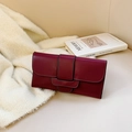 Cartera larga para mujer en color rojo oscuro con solapa y costuras a contraste - Burdeos