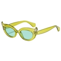 Lunettes de soleil corne de diable vert citron avec verres bleus et rivets argentés - Monture Verte / Verres Verts