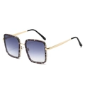 Lunettes de soleil carrées à monture large avec verres dégradés violets et branches dorées - Monture Écaille Verres Gris Dégradés