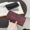 Cartera larga retro para mujer en rojo oscuro y negro con textura de cuero granulado - Rojo Oscuro