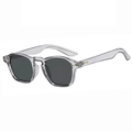 Lunettes de soleil carrées gris transparent avec rivets dorés élégants sur le côté - Monture Grise / Verres Gris-Noir