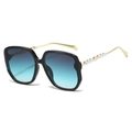Schicke quadratische Sonnenbrille mit blauem Verlauf und perlenbesetzten Goldbügeln - Schwarzer Rahmen Blaue Gläser
