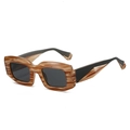 Retro-Rechteck-Sonnenbrille mit brauner Holzmaserung und dicken geometrischen Bügeln - Gestreifter Rahmen Schwarzgraue Gläser