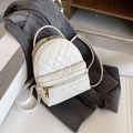 Mini zaino in pelle PU bianca con trapuntatura a rombi e dettagli in oro - Bianco