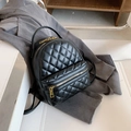 Mini zaino nero con trapuntatura a rombi e cerniere dorate per uno stile moderno - Nero
