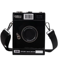 Detailopname van zwarte laklederen cameratas met een brede stoffen schouderriem - Retro cameravorm / Zwart