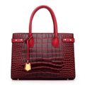 Elegante borsa a mano rosso scuro con motivo a coccodrillo, sfumato e dettagli dorati - Rosso