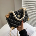 Schwarze gesteppte Box-Tasche mit Perlengriff und goldenem Kamelien-Detail für Damen - Schwarz
