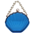 Blaue Acryl-Perlentasche in Muschelform mit weißem Perlenhenkel und goldener Schließe - Blau