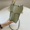 Dettaglio della borsa porta cellulare a forma di elefante verde salvia in pelle PU - Verde