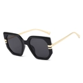 Gafas de sol negras irregulares de gran tamaño con patillas doradas y lentes gris oscuro - Montura Negra Lentes Gris Negro