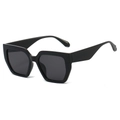Modische polygonale Oversize-Sonnenbrille in Schwarz mit dunklen Gläsern in der 45-Grad-Ansicht - Schwarzer Rahmen Schwarz Graue Gläser
