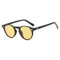 Retro-Rundsonnenbrille mit schwarzem Rahmen und gelben Gläsern im 45-Grad-Winkel gezeigt - Schwarzer Rahmen Gelbe Gläser