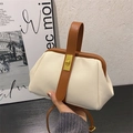 Elegante borsa a conchiglia color crema con profili marroni e chiusura a girello oro - Taglia unica / Bianco