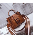 Dettaglio borsa vintage marrone caramello in similpelle con tracolla a righe larghe - Marrone
