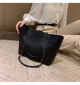 Große schwarze Tote-Tasche mit Ledertextur und Metallkettenriemen für Damenmode - Schwarz