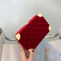 Elegante rote Samt-Box-Tasche mit Rautensteppung, goldenen Ecken und Kettenriemen - Rot