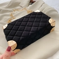 Elegante schwarze Samtumhängetasche mit Rautensteppmuster und goldener Metallkette - Schwarz