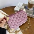 Rosafarbene Samt-Box-Clutch mit Rautensteppung und goldener Kette in 45-Grad-Ansicht - Rosa